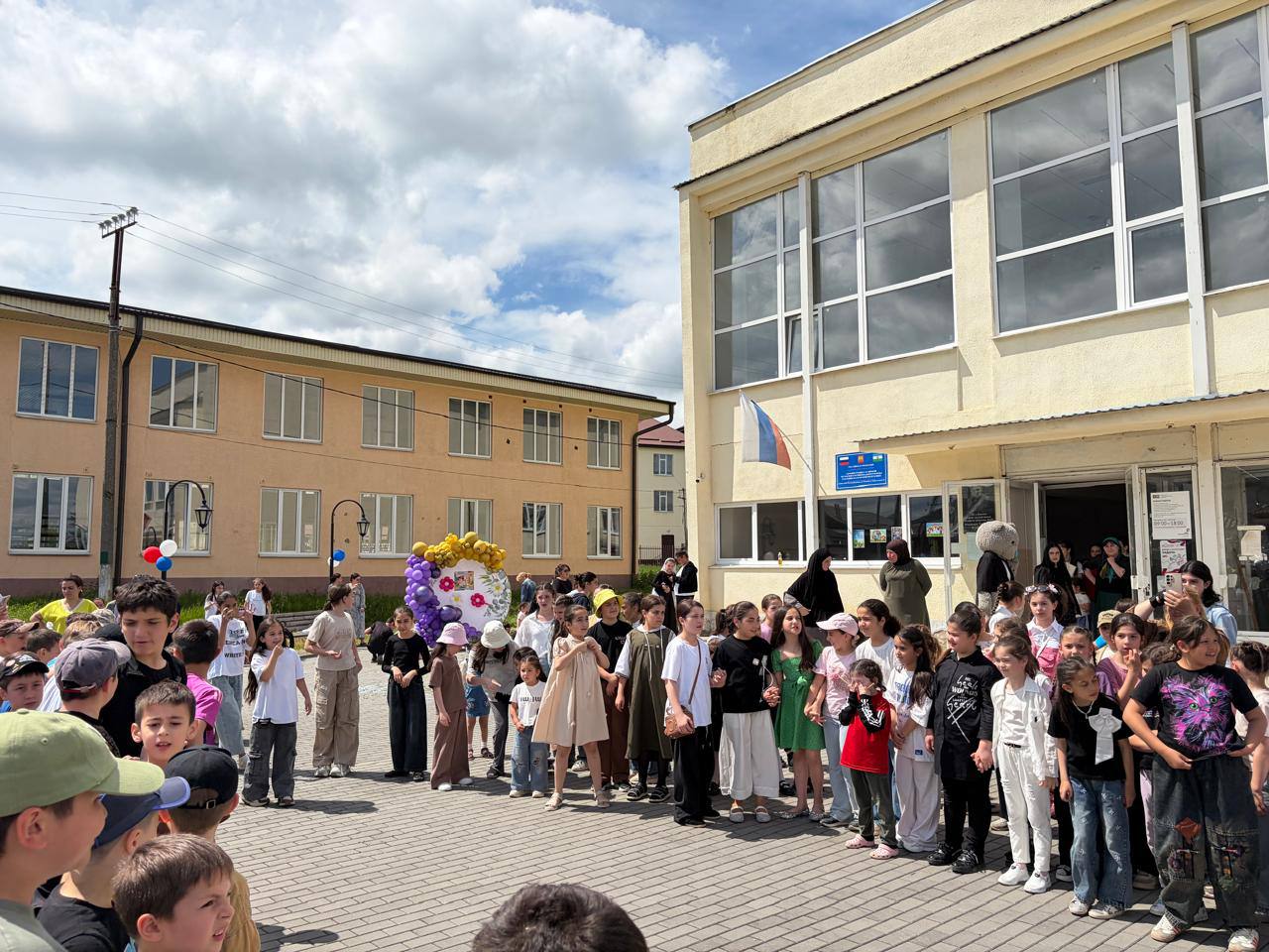 В МКУК РКДЦ СДК с.п. Яникой состоялось мероприятие: «Дети — цветы жизни!»